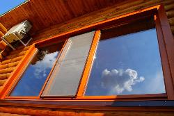 Как нужно обслуживать деревянные окна?