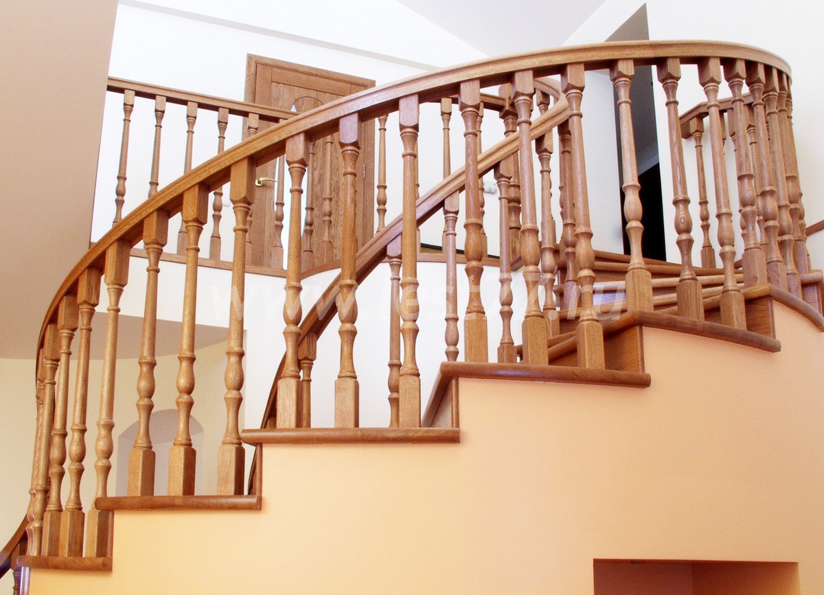 Почему вы должны подумать об установке деревянных перил для лестниц