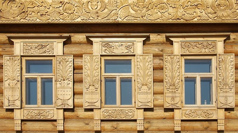 Декоративная резьба в архитектуре: создание уникальных фасадных украшений