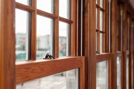Замена фурнитуры на деревянных окнах
